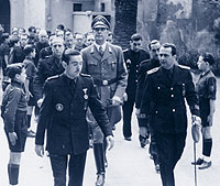 Hans Thomsen, el líder del partido Nazi en España, en el centro.
